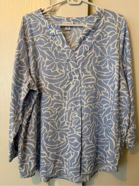 Liz Claiborne Blue & White Floral Split-Neck Tunic read description for cond.